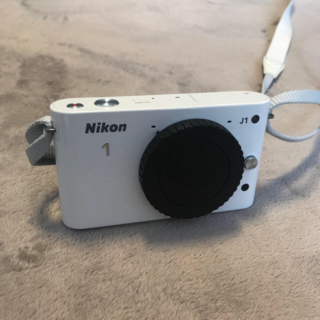 Nikon(ニコン)のNikon1 J1  レンズ付き スマホ/家電/カメラのカメラ(ミラーレス一眼)の商品写真