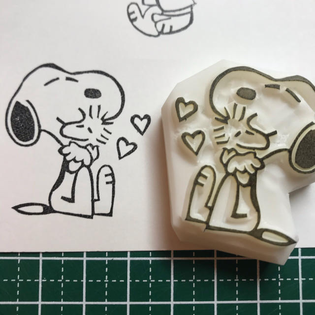 消しゴムはんこ　ハグ　SNOOPY ハンドメイドの文具/ステーショナリー(はんこ)の商品写真