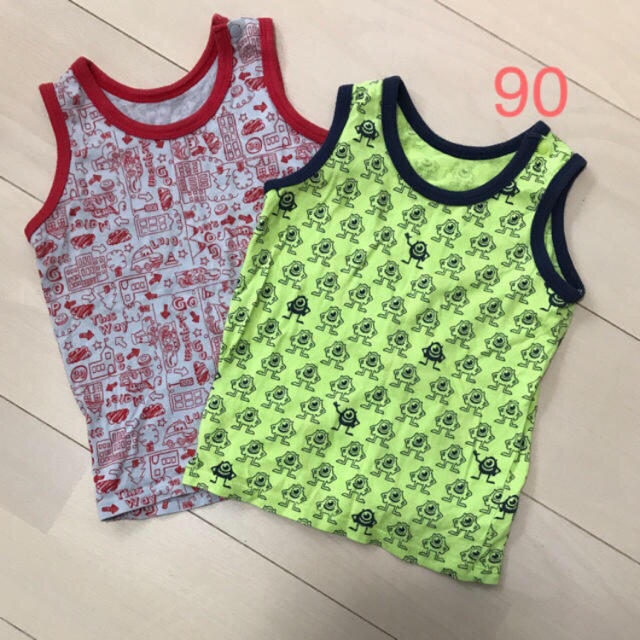 UNIQLO(ユニクロ)のUNIQLO タンクトップ 90 2点セット【美品】 キッズ/ベビー/マタニティのキッズ服男の子用(90cm~)(Tシャツ/カットソー)の商品写真