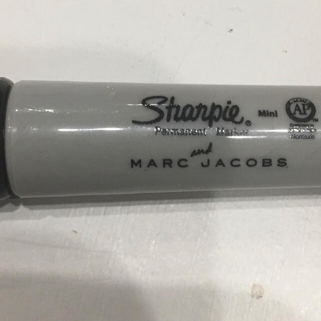 MARC JACOBS(マークジェイコブス)の新品未使用.マークジェイコブスBicサインペンミニ.キーホルダー.Black レディースのファッション小物(キーホルダー)の商品写真