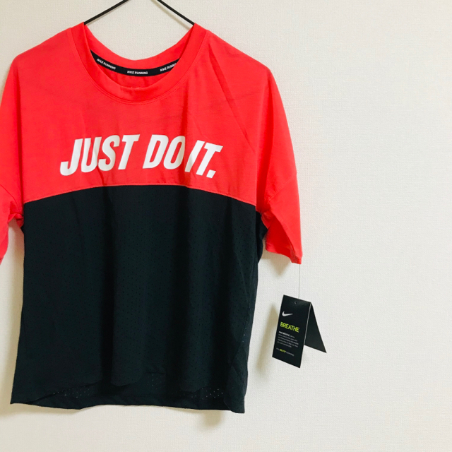 NIKE(ナイキ)の新品　ピンク　Mサイズ　 NIKE  レディース マラソン　Tシャツ レディースのトップス(Tシャツ(半袖/袖なし))の商品写真