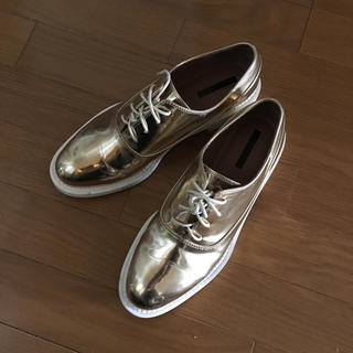 ザラ(ZARA)のZARA ゴールド 靴(ローファー/革靴)