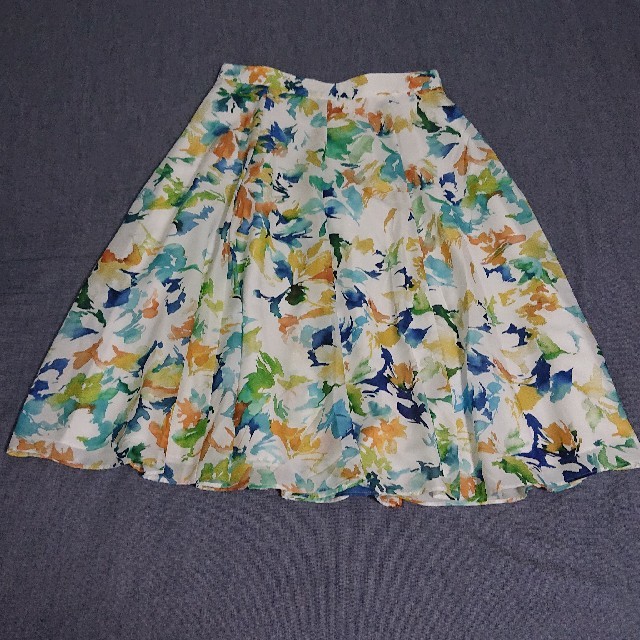 JUSGLITTY(ジャスグリッティー)のJUSGLITTY ペイントフラワースカート レディースのスカート(ひざ丈スカート)の商品写真