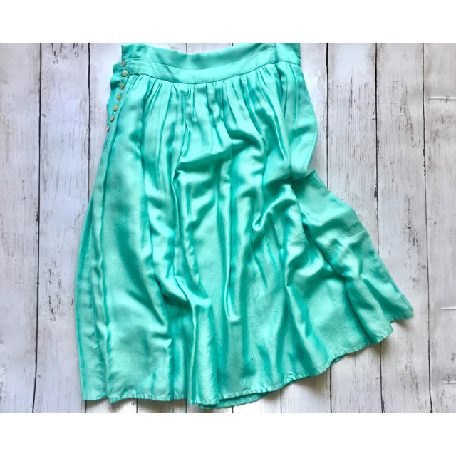 UNITED ARROWS(ユナイテッドアローズ)のターコイズブルー シルク スカート 春夏 フレアスカート  Aラインスカート レディースのスカート(ひざ丈スカート)の商品写真
