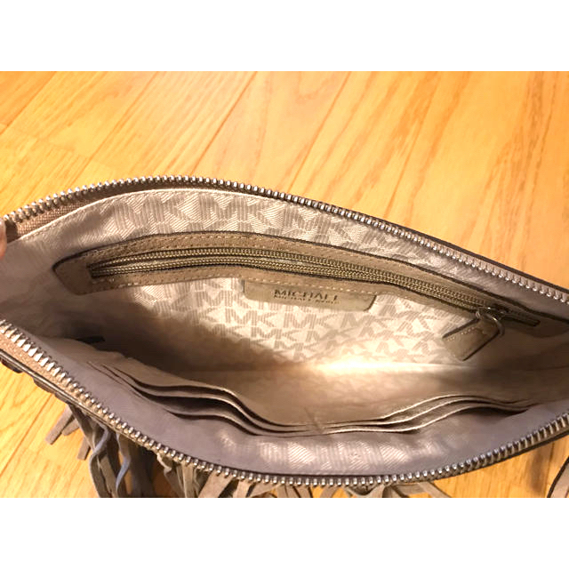 Michael Kors(マイケルコース)の【MICHEAL KORS】フリンジ クラッチバッグ美品 レディースのバッグ(ハンドバッグ)の商品写真
