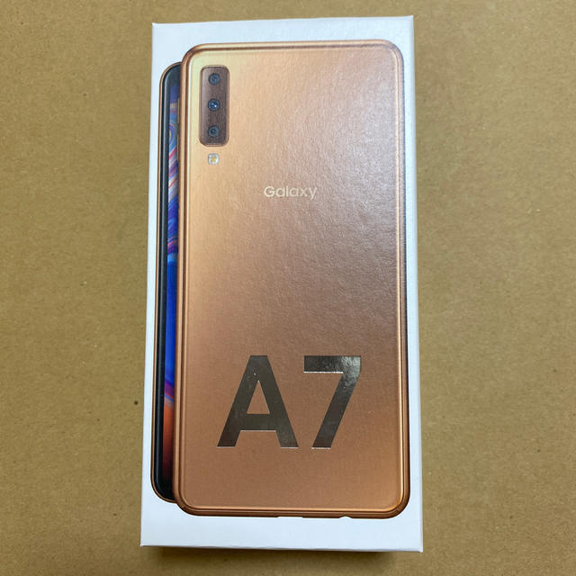 SAMSUNG(サムスン)のGalaxy A7 ゴールド【新品未開封】 スマホ/家電/カメラのスマートフォン/携帯電話(スマートフォン本体)の商品写真