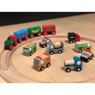 ブリオ(BRIO)の【BRIO】木製レール・汽車セット ＋おまけ付（木製乗り物8台）(電車のおもちゃ/車)