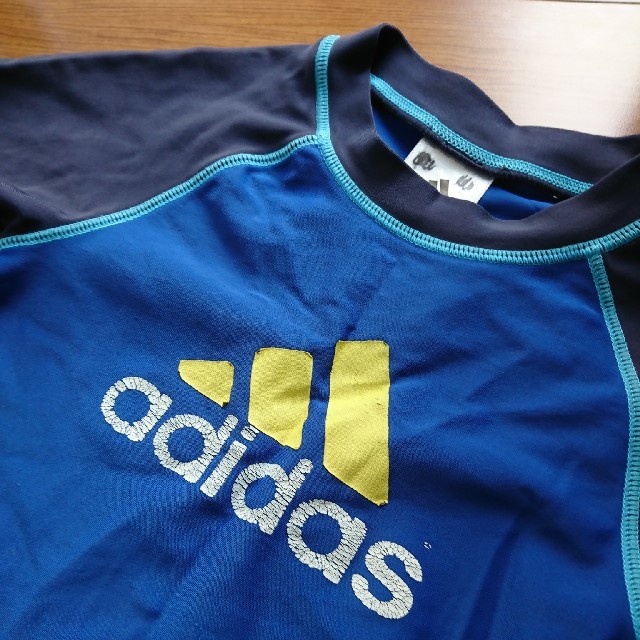 adidas(アディダス)のadidasラッシュガード120 キッズ/ベビー/マタニティのキッズ服男の子用(90cm~)(水着)の商品写真