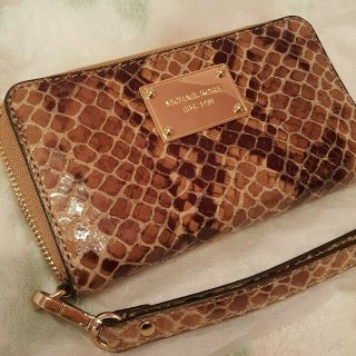 マイケルコース(Michael Kors)のMK★ストラップ付☆携帯ケース　パイソン(モバイルケース/カバー)