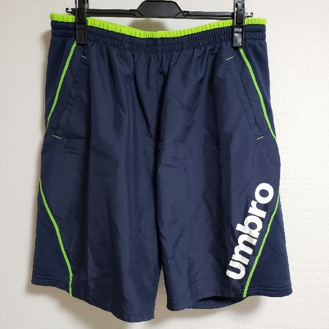 UMBRO(アンブロ)のUMBRO　紺色×黄緑色　ハーフパンツ　Oサイズ スポーツ/アウトドアのサッカー/フットサル(ウェア)の商品写真