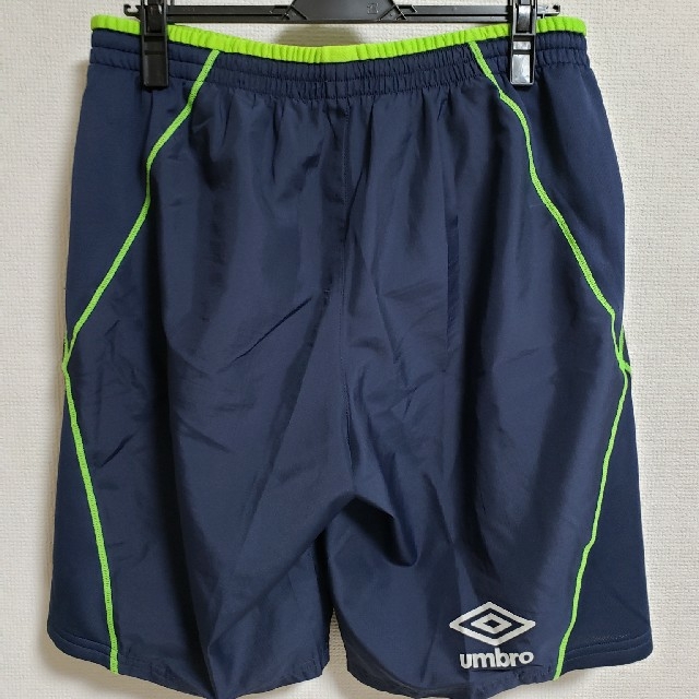 UMBRO(アンブロ)のUMBRO　紺色×黄緑色　ハーフパンツ　Oサイズ スポーツ/アウトドアのサッカー/フットサル(ウェア)の商品写真