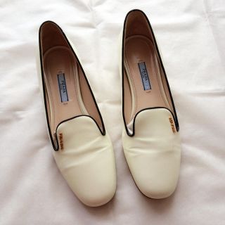 プラダ(PRADA)のプラダ♡エナメルロゴフラットシューズ３７(ローファー/革靴)