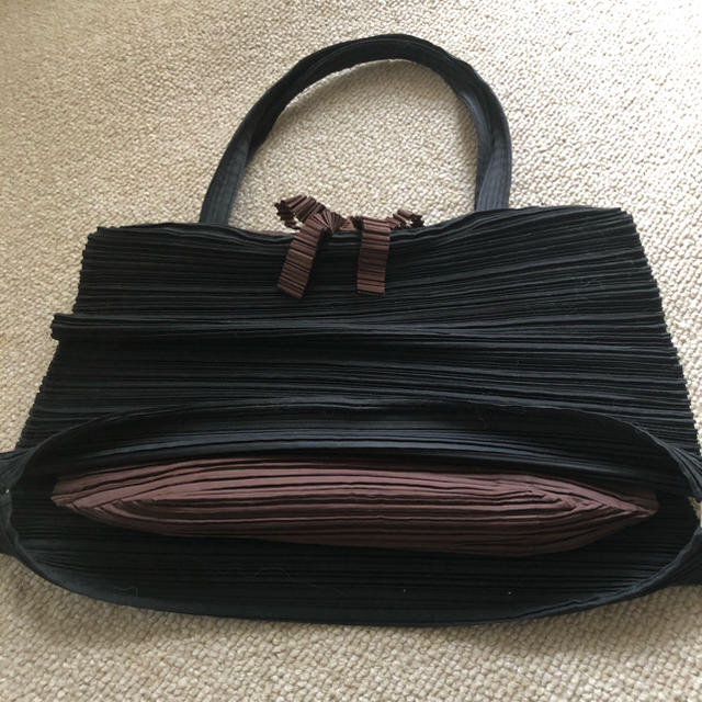 PLEATS PLEASE ISSEY MIYAKE(プリーツプリーズイッセイミヤケ)のプリーツプリーズのプリーツ型バッグ　 レディースのバッグ(ハンドバッグ)の商品写真