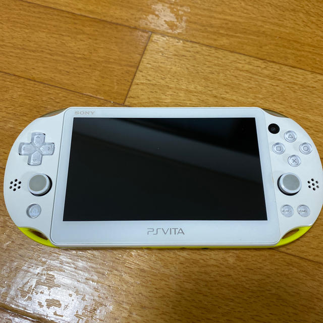 PlayStation Vita(プレイステーションヴィータ)のPlayStation vita ライムグリーン エンタメ/ホビーのゲームソフト/ゲーム機本体(携帯用ゲーム機本体)の商品写真