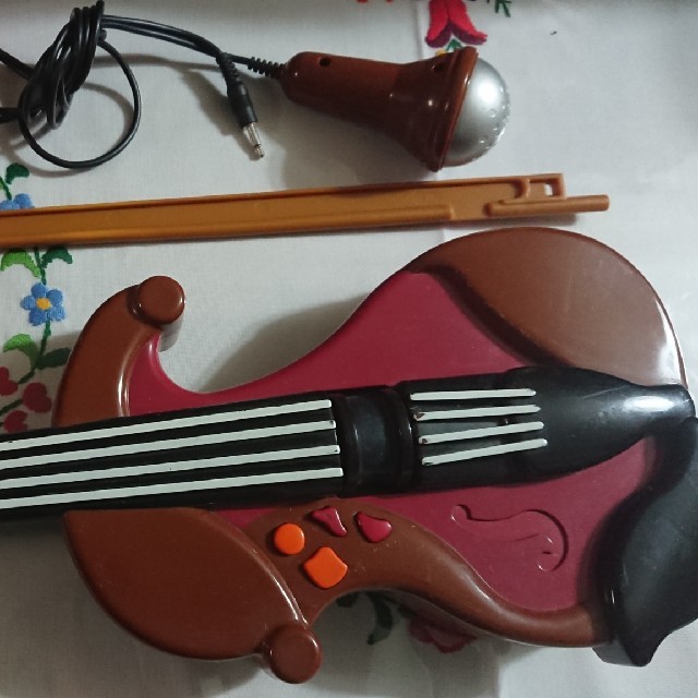 Takara Tomy(タカラトミー)のバイオリン EVIO TOMY キッズ/ベビー/マタニティのおもちゃ(楽器のおもちゃ)の商品写真