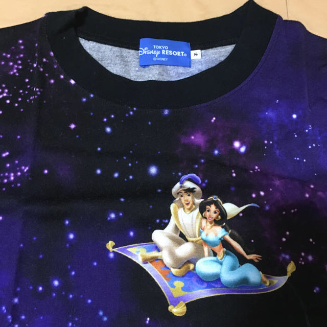 Disney(ディズニー)の［新品、値下げ］ディズニーリゾート アラジン Tシャツ Sサイズ レディースのトップス(Tシャツ(半袖/袖なし))の商品写真