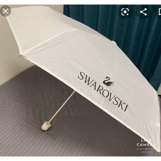 SWAROVSKI(スワロフスキー)のスワロフスキー折りたたみ傘SWAROVSKI折り畳み傘ホワイト白傘新品未使用 レディースのファッション小物(傘)の商品写真