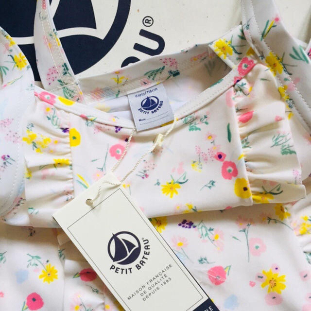 PETIT BATEAU(プチバトー)の★SALE★プチバトー　6ans プリントワンピース水着 　花柄　UPF 50+ キッズ/ベビー/マタニティのキッズ服女の子用(90cm~)(水着)の商品写真