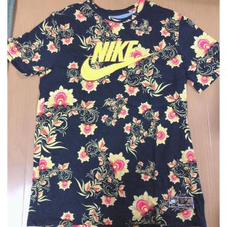 ナイキ(NIKE)のNIKE✔︎ 花柄黒Tシャツ(Tシャツ/カットソー(半袖/袖なし))