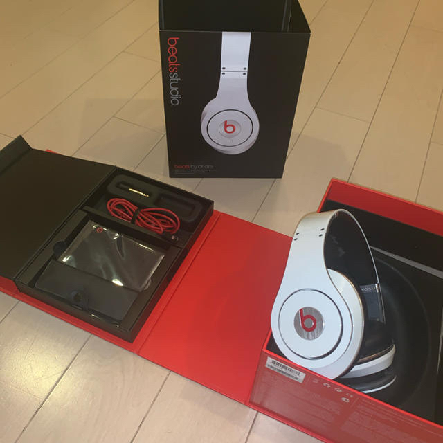 Beats by Dr Dre(ビーツバイドクタードレ)のbeats ホワイト フルセット ヘッドホン イヤホン スマホ/家電/カメラのオーディオ機器(ヘッドフォン/イヤフォン)の商品写真