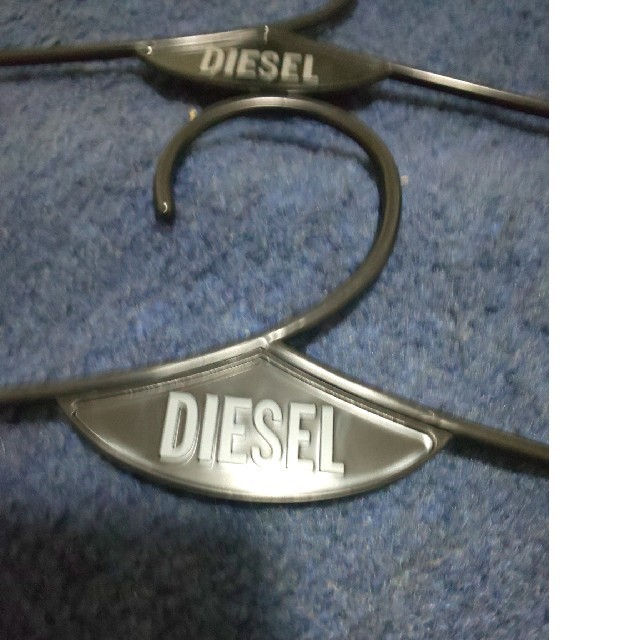 DIESEL(ディーゼル)のDIESEL プラスチックハンガー 2本 インテリア/住まい/日用品の収納家具(押し入れ収納/ハンガー)の商品写真