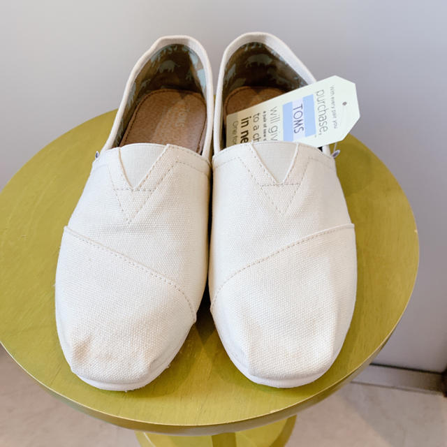 TOMS(トムズ)の☆★☆新品！タグ付き！TOM'Sトムスメンズclassicナチュラル8.5☆★☆ メンズの靴/シューズ(スリッポン/モカシン)の商品写真