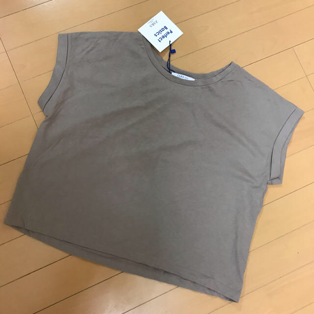 ZARA(ザラ)のTシャツ　ZARA ザラ　新品　未使用 レディースのトップス(Tシャツ(半袖/袖なし))の商品写真