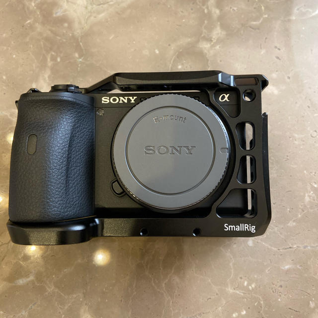 SONY(ソニー)の本日限定値下げ【Sランク美品＋保証有り＋おまけ付き特価】SONY α6600 スマホ/家電/カメラのカメラ(ミラーレス一眼)の商品写真