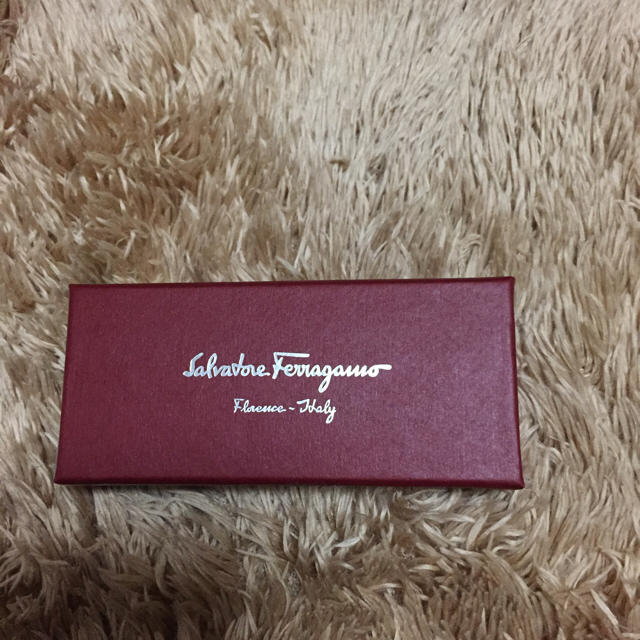 Salvatore Ferragamo(サルヴァトーレフェラガモ)の新品未使用です☆ スマホ/家電/カメラのスマホアクセサリー(ストラップ/イヤホンジャック)の商品写真