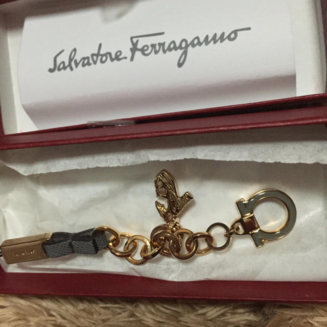 Salvatore Ferragamo(サルヴァトーレフェラガモ)の新品未使用です☆ スマホ/家電/カメラのスマホアクセサリー(ストラップ/イヤホンジャック)の商品写真