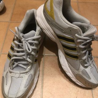 adidas(シューズ ・ シルバー/銀色系)のフリマアイテム一覧 adidas(シューズ ・ シルバー/銀色系)のフリマアイテム一覧