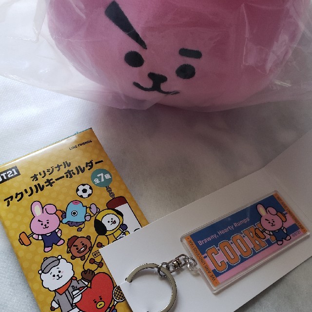 防弾少年団(BTS)(ボウダンショウネンダン)のファミマ⭐COOKY🐰アクリルキーホルダー+ミニまくら エンタメ/ホビーのCD(K-POP/アジア)の商品写真