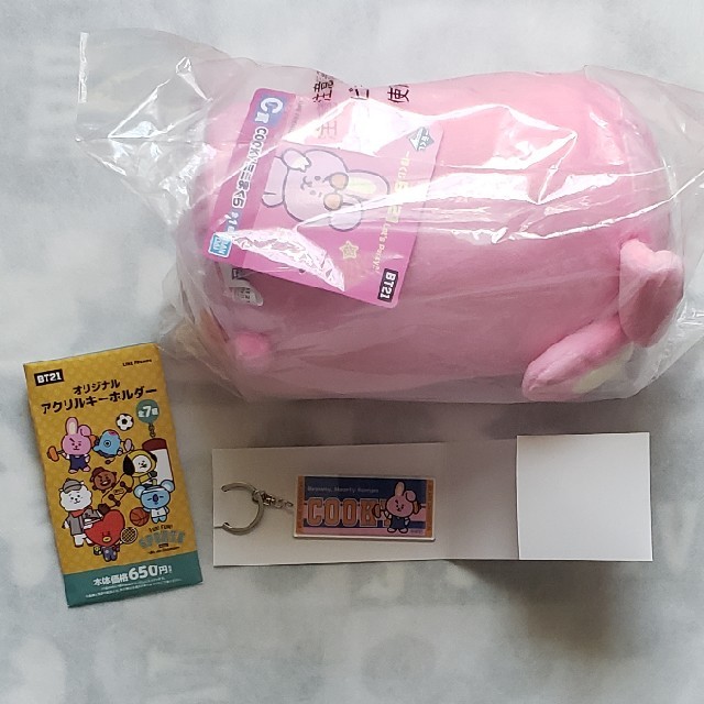 防弾少年団(BTS)(ボウダンショウネンダン)のファミマ⭐COOKY🐰アクリルキーホルダー+ミニまくら エンタメ/ホビーのCD(K-POP/アジア)の商品写真