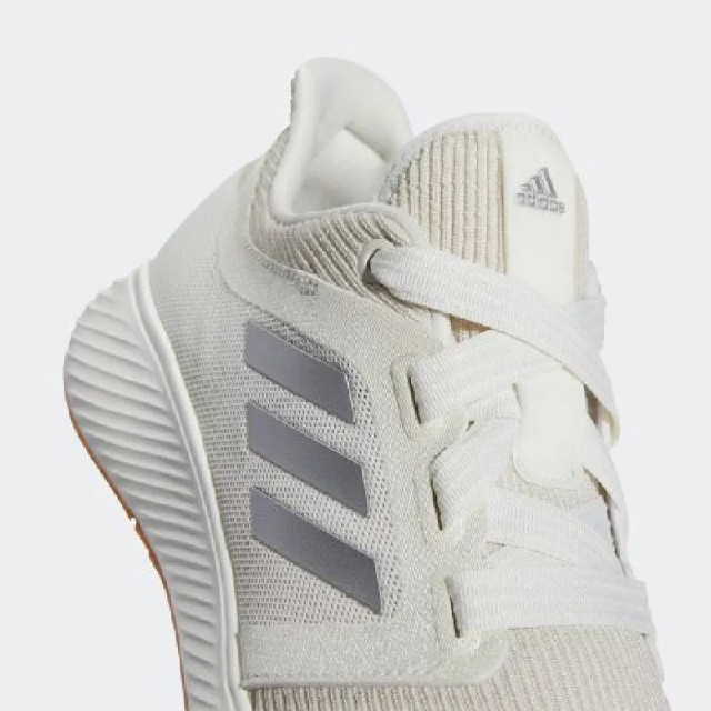 adidas(アディダス)のadidas　アディダス　新品　ホワイト　スニーカー　軽量　ランニングシューズ レディースの靴/シューズ(スニーカー)の商品写真