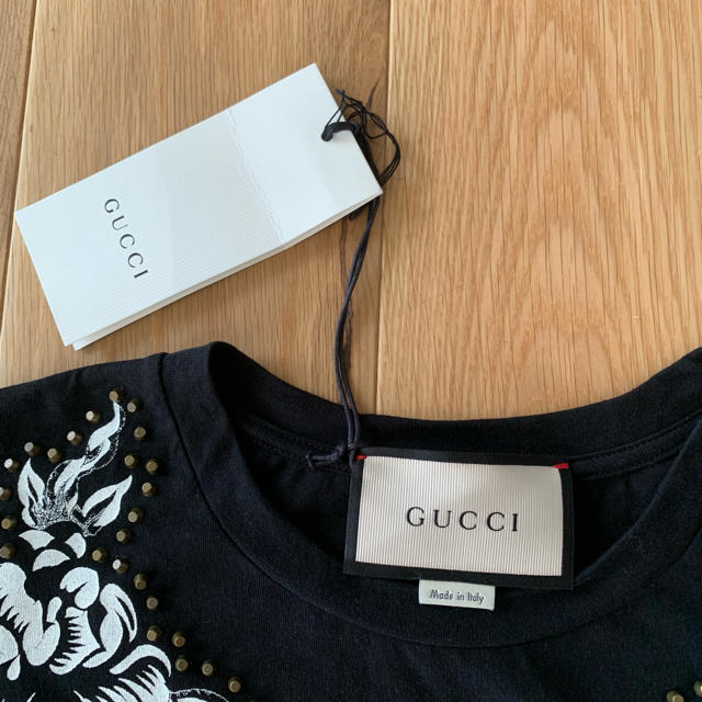 Gucci(グッチ)のGUCCIのスタッズ装飾のウエスタン調デザインTシャツ　新品未使用品 レディースのトップス(Tシャツ(半袖/袖なし))の商品写真