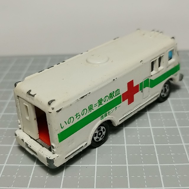735トミカ No8 (1979) いすゞ 献血バス 再販？