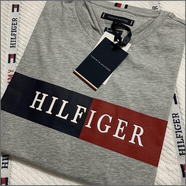 TOMMY HILFIGER(トミーヒルフィガー)の細やかな配色で目を引く立体的なインターシャロゴT　グレー メンズのトップス(Tシャツ/カットソー(半袖/袖なし))の商品写真