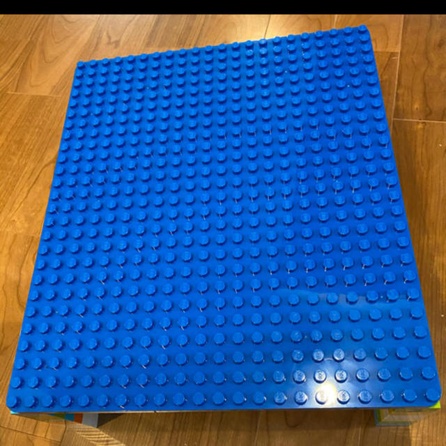 Lego(レゴ)の新品　LEGOデュプロ　基礎板　互換品　ブルー　裏面使用可 キッズ/ベビー/マタニティのおもちゃ(積み木/ブロック)の商品写真