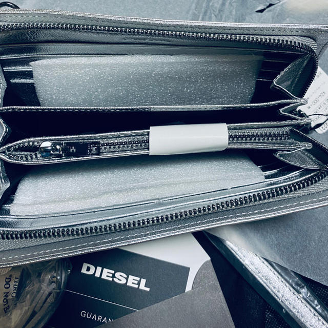 DIESEL(ディーゼル)のDIESEL  長財布　希少　シルバー レディースのファッション小物(財布)の商品写真