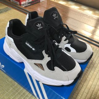 新品adidas falcon w27cm