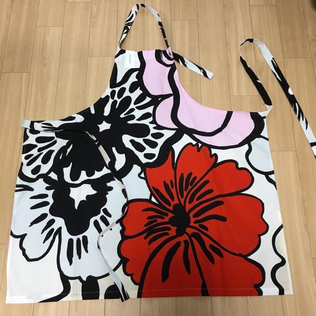 marimekko(マリメッコ)のマリメッコ　エプロン　新品未使用 インテリア/住まい/日用品のキッチン/食器(収納/キッチン雑貨)の商品写真