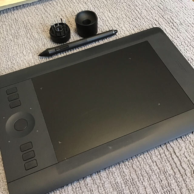 Wacom(ワコム)のワコム ペンタブレット intuos Pro Sサイズ PTH-451/K1 スマホ/家電/カメラのPC/タブレット(PC周辺機器)の商品写真