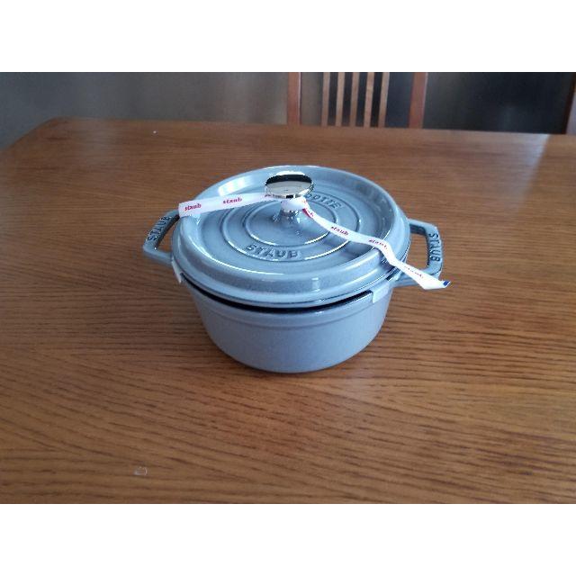 STAUB(ストウブ)のピコ・ココットラウンド 18cm グレー インテリア/住まい/日用品のキッチン/食器(鍋/フライパン)の商品写真