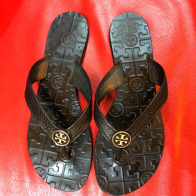 Tory Burch(トリーバーチ)のトリーバーチ　サンダル　ブラック✖️シルバー レディースの靴/シューズ(サンダル)の商品写真