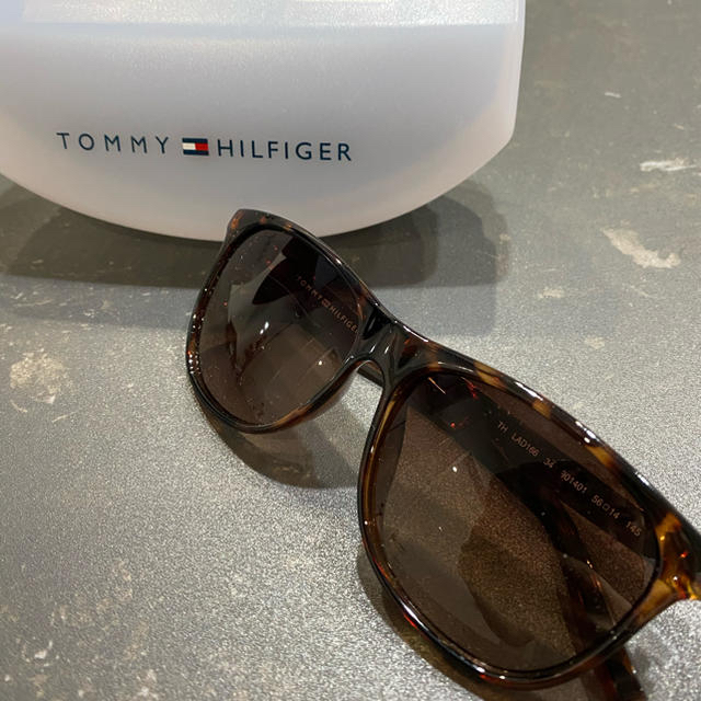 TOMMY HILFIGER(トミーヒルフィガー)のトミー ヒルフィガー(Tommy Hilfiger)サングラス レディースのファッション小物(サングラス/メガネ)の商品写真