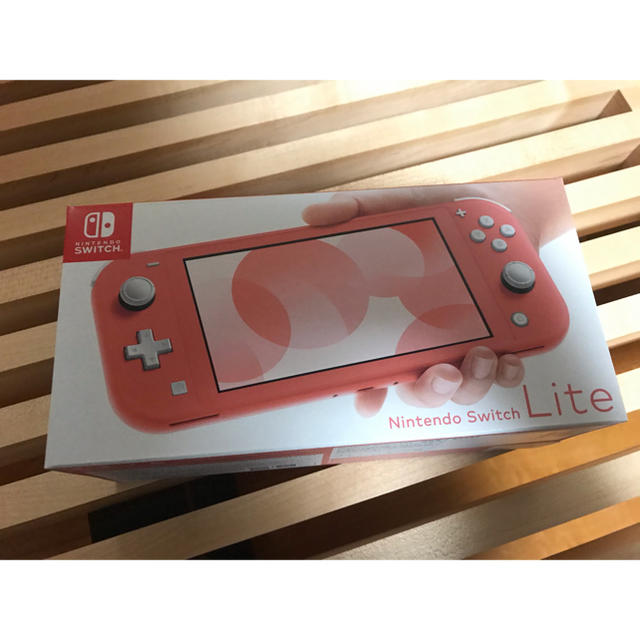 Nintendo Switch(ニンテンドースイッチ)のNintendo Switch Lite ニンテンドースイッチ ライト コーラル エンタメ/ホビーのゲームソフト/ゲーム機本体(携帯用ゲーム機本体)の商品写真