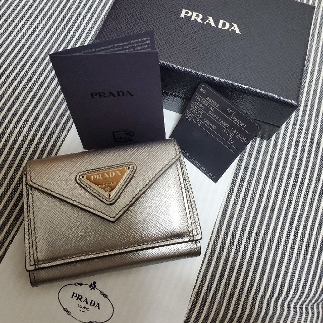 美品！！PRADAプラダ三つ折り財布