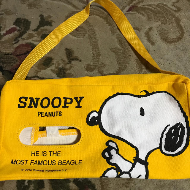 SNOOPY(スヌーピー)のSNOOPY 車用品　ティッシュケース　新品 自動車/バイクの自動車(車内アクセサリ)の商品写真