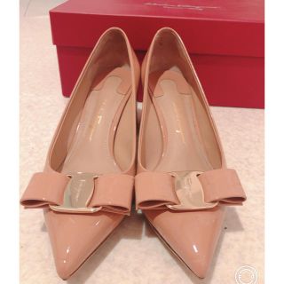 フェラガモ パンプス(ベージュ系)の通販 81点 | Ferragamoを買うなら