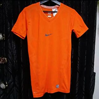 ナイキ(NIKE)のＮＩＫＥＬＡＢナイキオレンジメッシュ切替柄ＶネックタイトコンプレッションＭ新品(トレーニング用品)